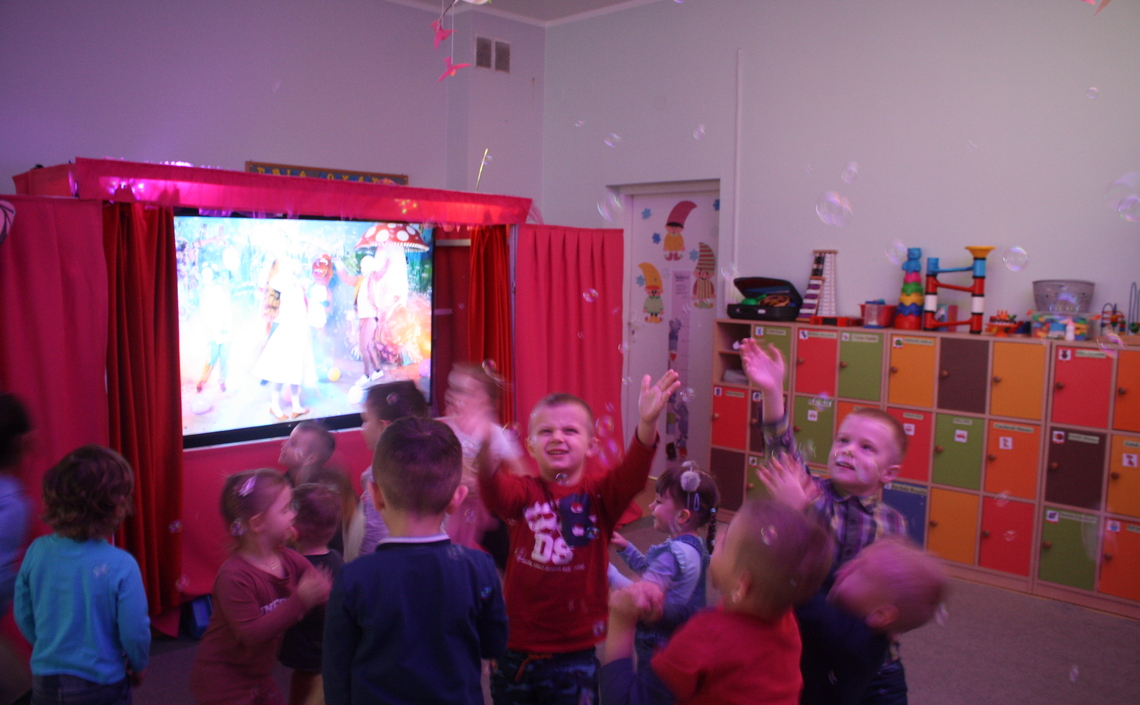 Spektakl "Alicja online" - Krasnoludki i Żabki