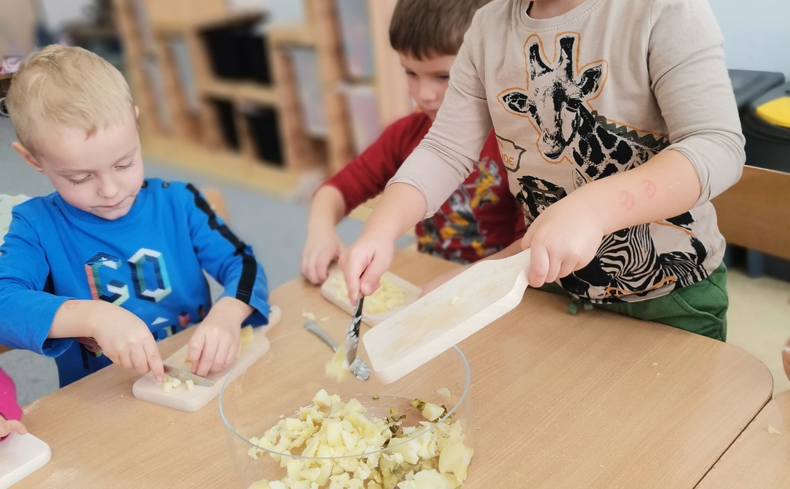 Biedronki robią sałatkę jarzynową