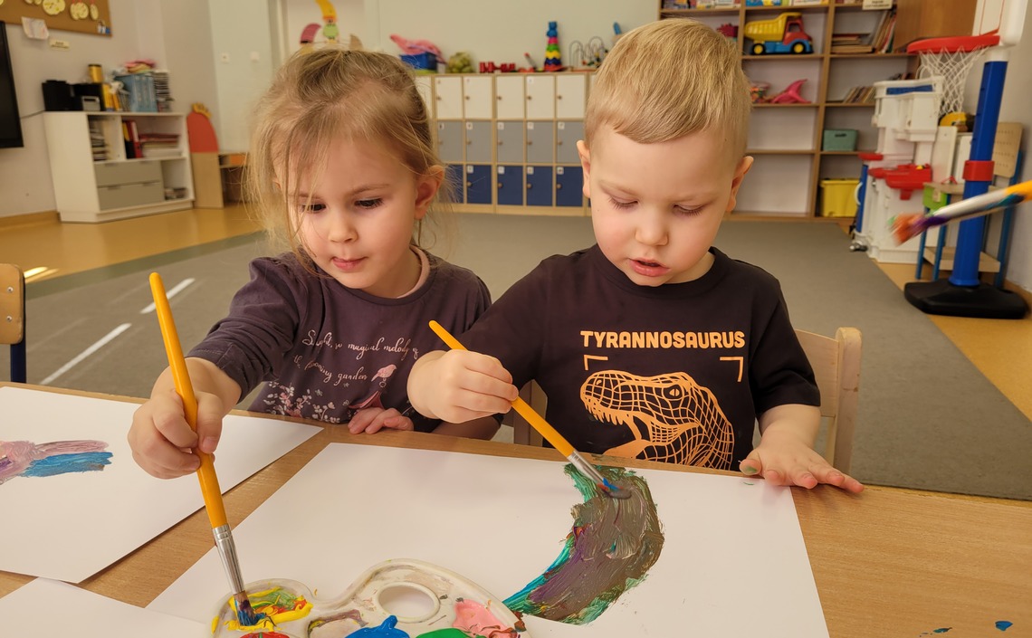 Krasnoludki malują do utworu "Cztery pory roku" Antonio Vivaldiego