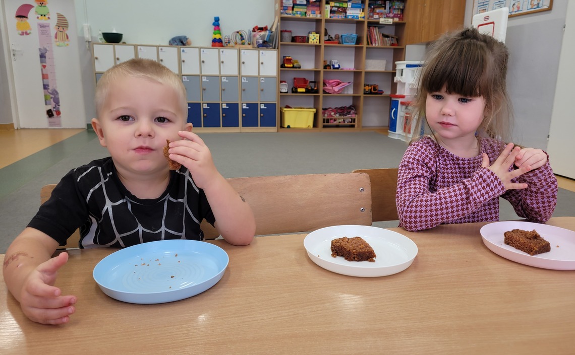 Krasnoludki pieką pyszne ciasto marchewkowe