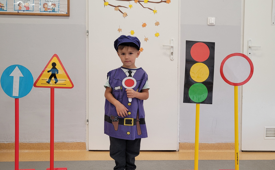 Krasnoludki przypomniały sobie zasady bezpiecznego przechodzenia przez jezdnię