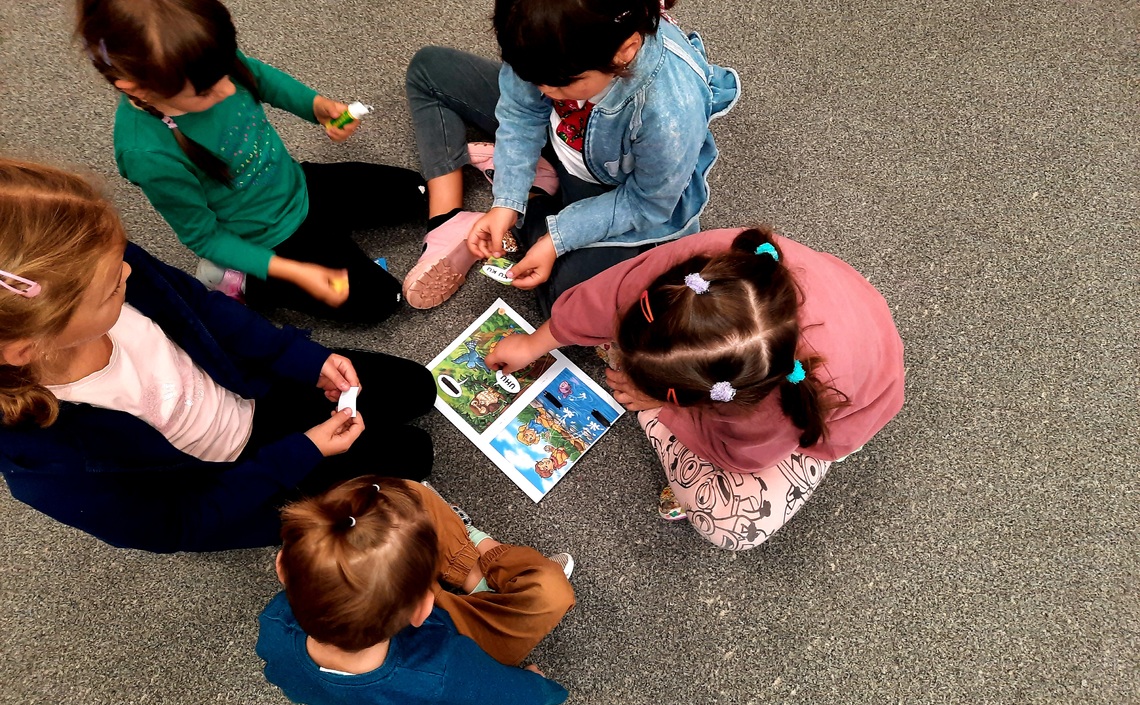 Spacer w deszczu i nauka literek Smerfy