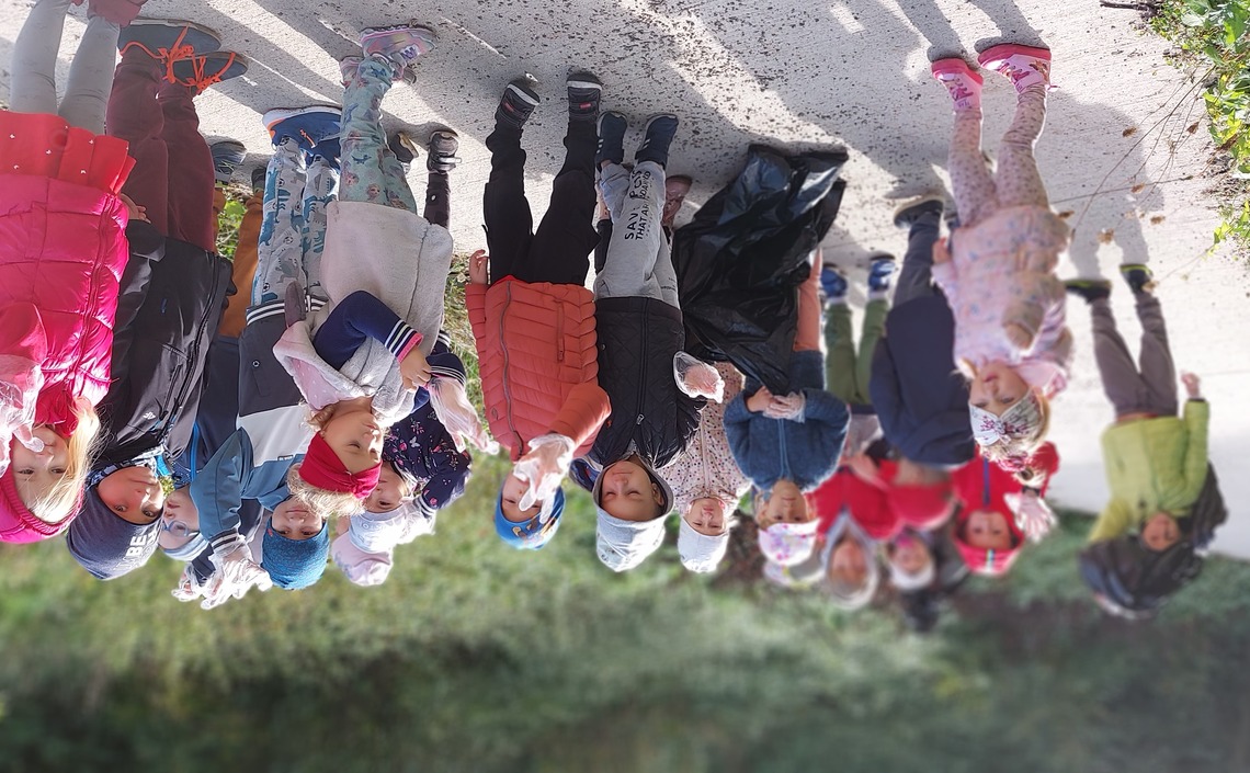 Biedroneczki sprzątały okolice swojego przedszkola