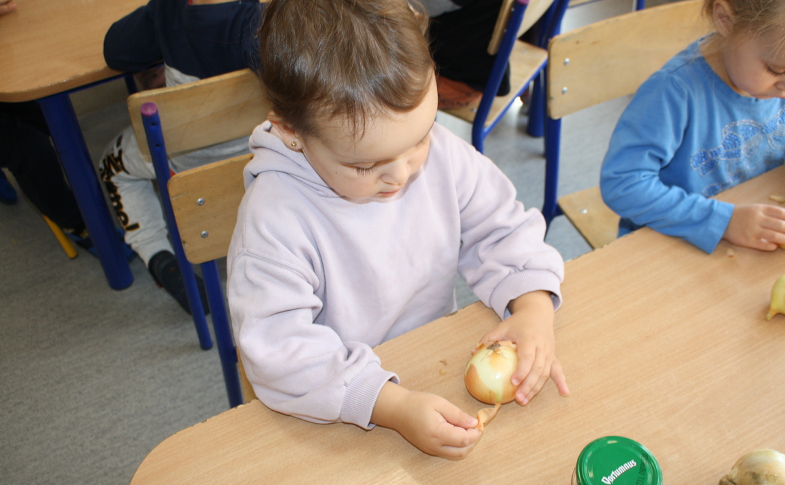 Syrop z cebuli na zdrowie w wykonaniu Żabek!