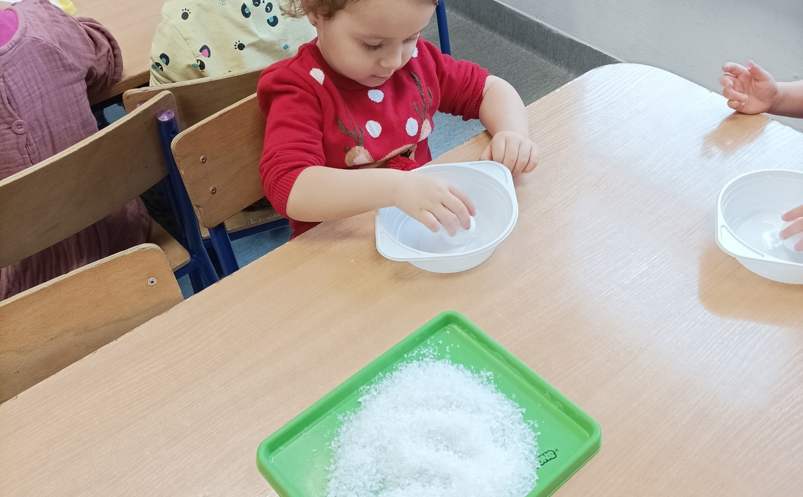 Żabki ubierają choinkę