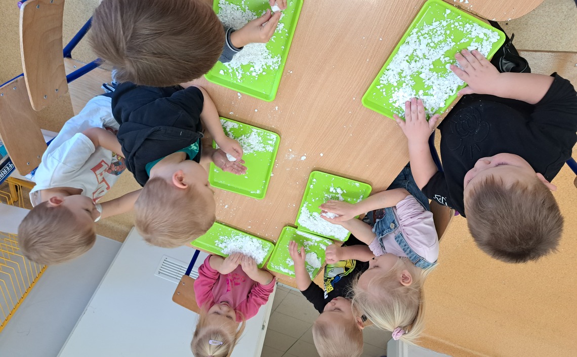 Zima tuż tuż.... Zabawa sztucznym śniegiem oraz eksperyment badawczy "burza śnieżna" u Krasnoludków