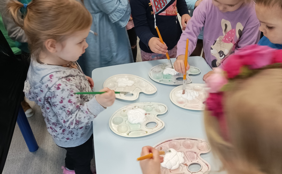 Malowanie na folii – świetna zabawa plastyczno-sensoryczna u Żabeczek