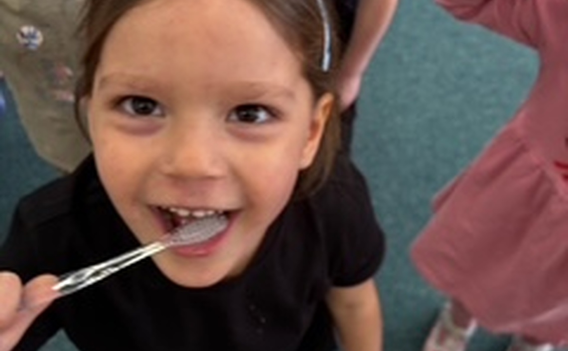 Smerfy uczestniczyły w zajęciach z higienizacji jamy ustnej przeprowadzonych przez studentki