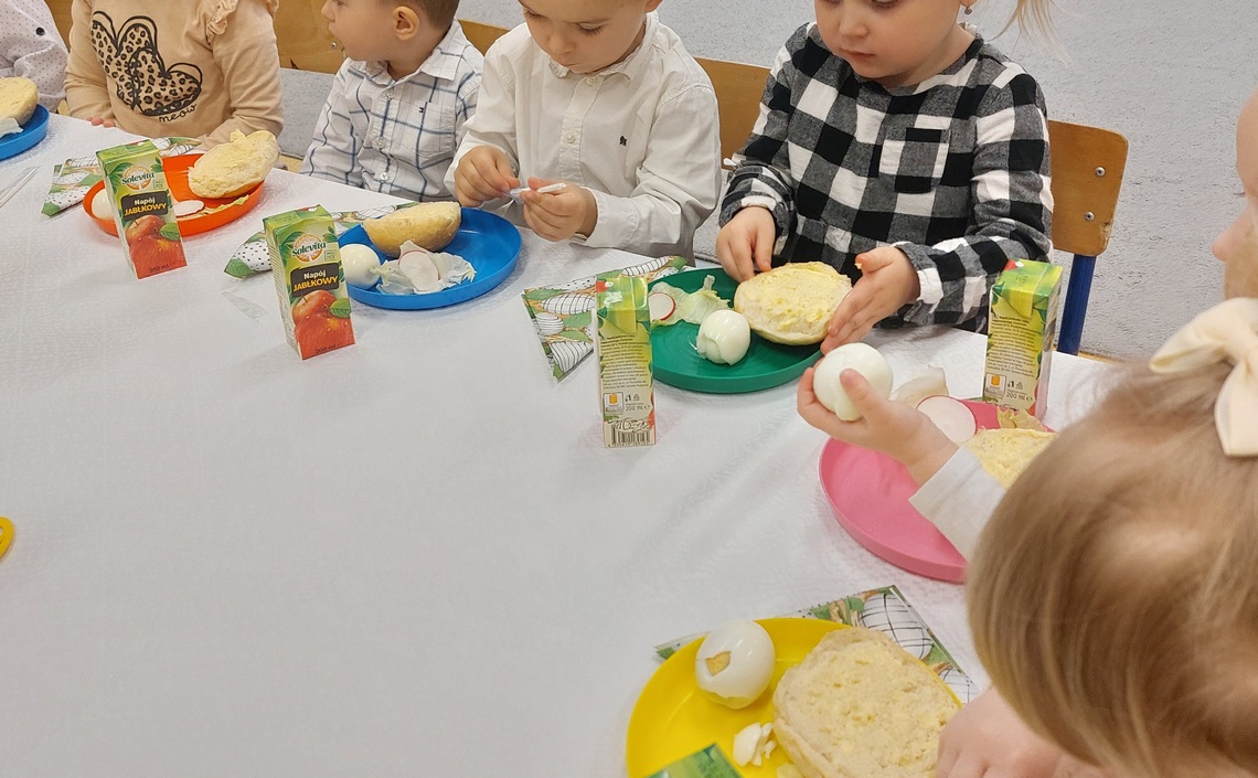 Śniadanie wielkanocne u Biedroneczek.