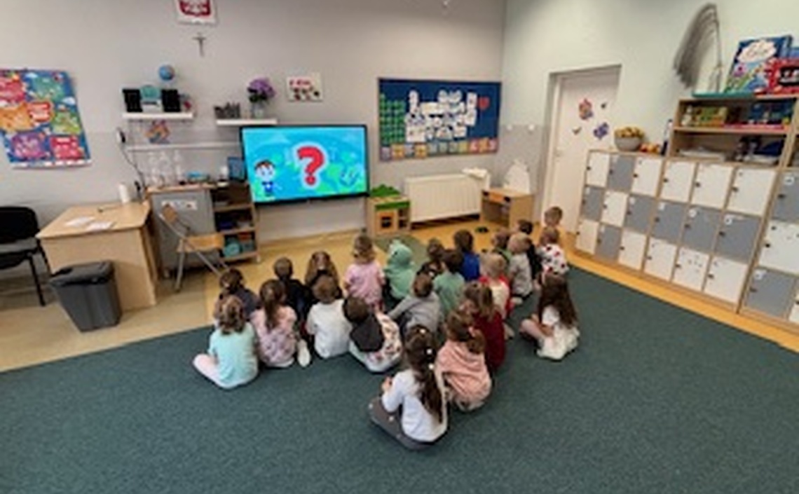 Smerfy z okazji Dnia Ziemi uczyły się segregacji odpadów.