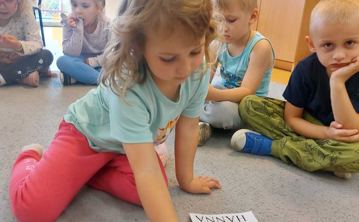 Słoneczka uczą się literek