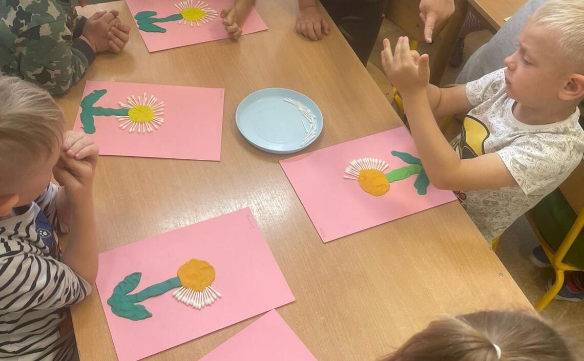 Zabawy sensoryczno - manualne u Smerfików