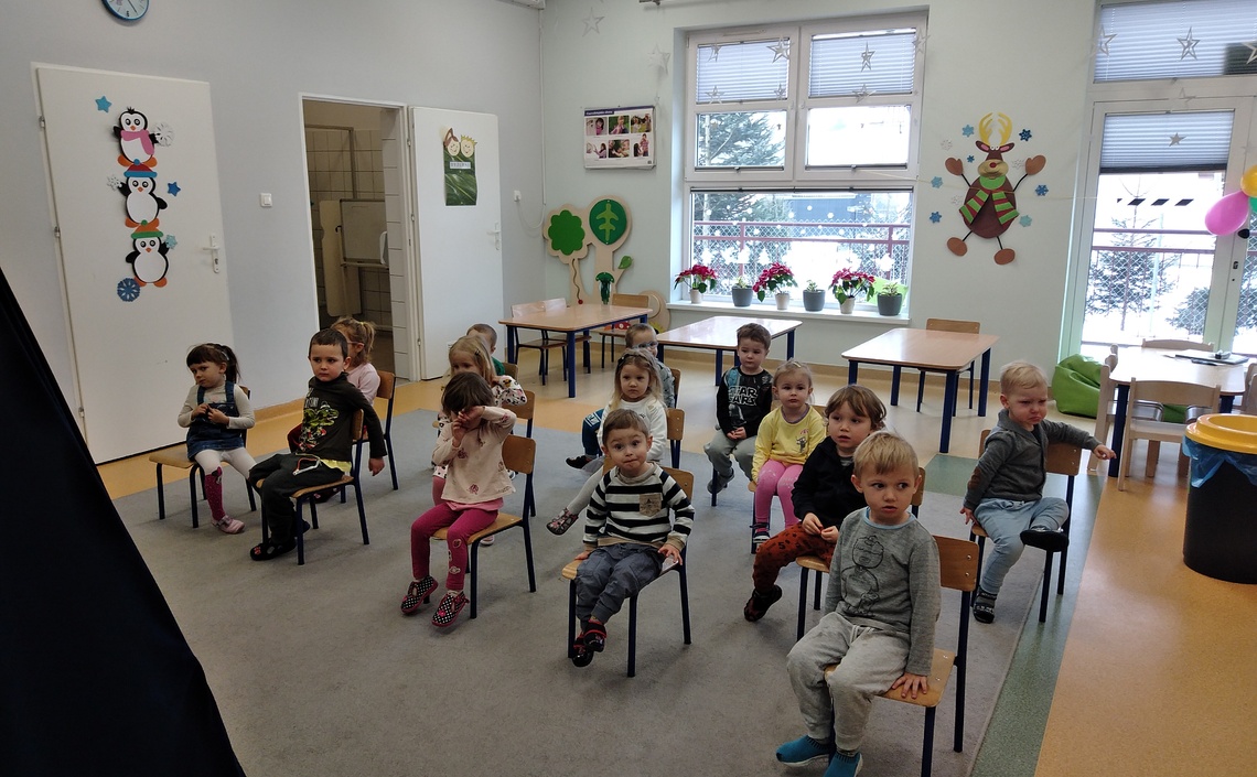 Krasnoludki w teatrze pacynkowym